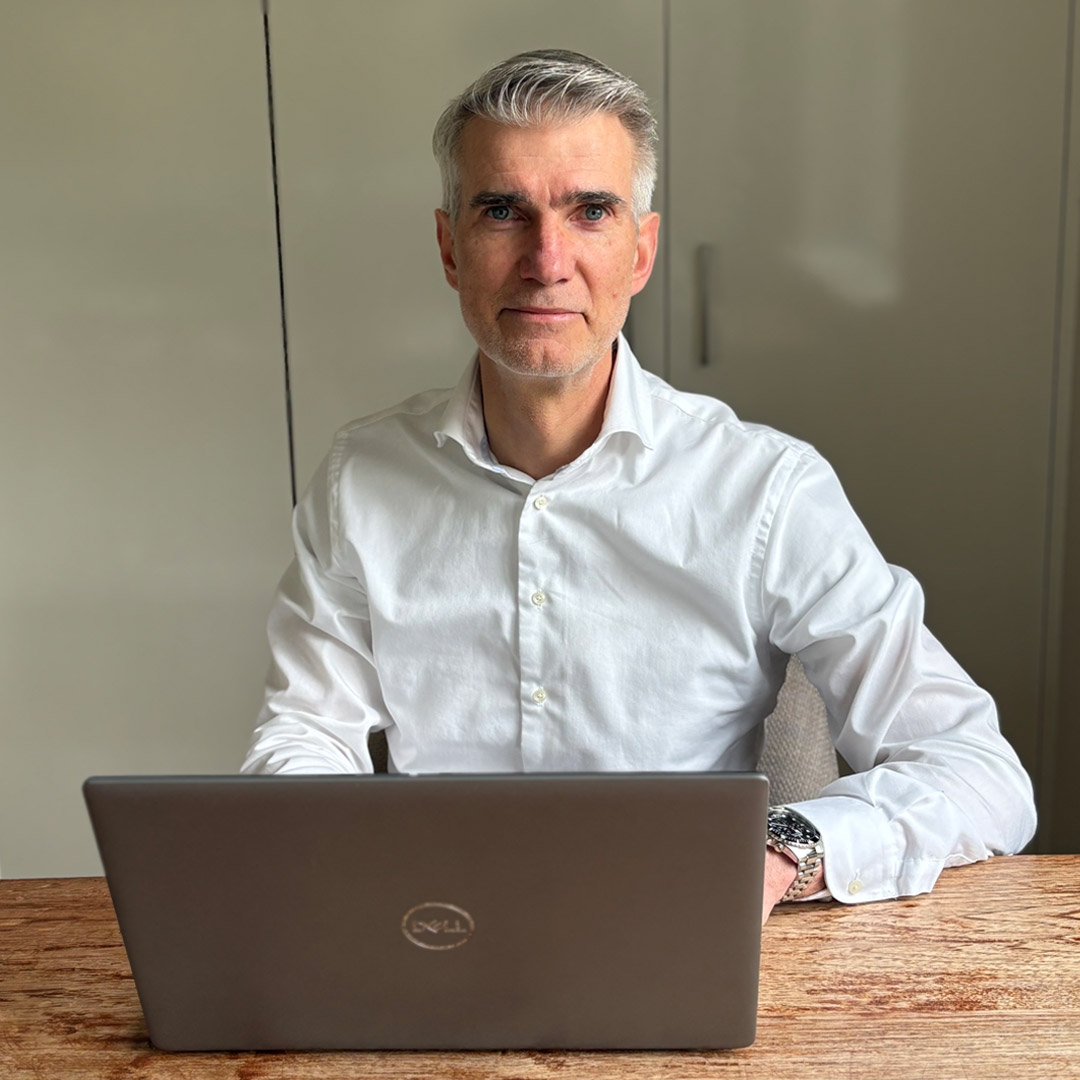 Arjan Oosterlee achter laptop